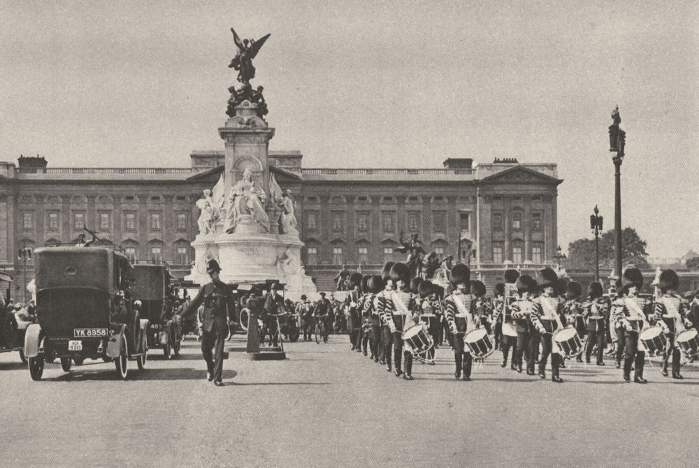 LONDON. Pomp & ceremony show that King is in residence at Buckingham Palace 1926